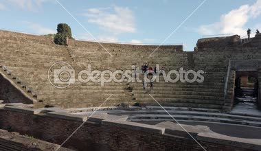 Ostia Antica Roma, İtalya-03 Şubat 2019: panoramik tiyatronun cavea ile çok sayıda turistin eşsesli arkeolojik kazılarda bulunan Ostia Antica içinde keşfetmek kalıntıları bir güzel kış gününde.