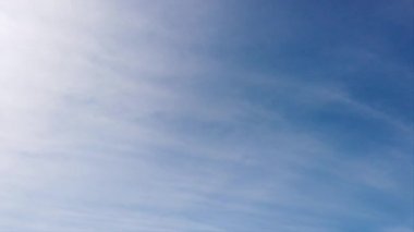 Yaz kez yumuşak mavi gökyüzü zaman atlamalı ve temiz hava ile açık beyaz bulutlar ipek iplik gibi hareket