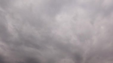 Fırtına bulutları ile zaman atlamalı arka plan hareket ve bulutlu fırtınalı dramatik yağmur hava gösteren müthiş ışık ve dumanlı fani efektleri ile gökyüzünde haddeleme