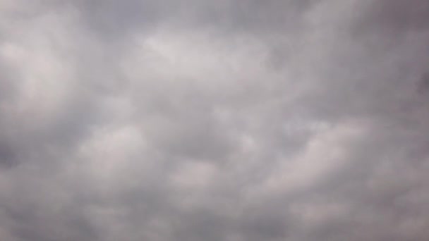 延时背景下 风云在天空中移动和滚动 令人敬畏的光线和烟雾弥漫的消失效果显示出多云的暴雨戏剧性的降雨天气 — 图库视频影像