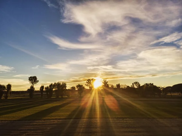 Increíble puesta de sol en el campo por encima de los campos cultivados un —  Fotos de Stock