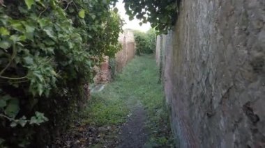 Gerçek zamanlı geçmişte yürüyüş, Ostia Antica antik Roma köyünde antik yol ve Roma İmparatorluğu kalıntıları duvarları ile