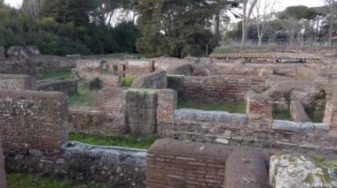 Ostia Antica 'nın arkeolojik kazılarından sola dönen cumhuriyetçi depoların harabelerini gözden geçiren