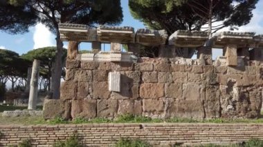 Ostia Antica 'nın antik Roma arkeolojik kazıları, ünlü Roma Kapısı' nın kalıntıları - Roma, İtalya