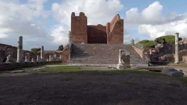 Pan Wykopaliskach Archeologicznych Ostia Antica Capitolium Pozostaje Otoczony Rzymskimi Ruinami — Wideo stockowe