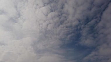Sirrokülüs bankalarının zaman atlaması. Gölgelerle esen beyaz bulutlar. Rüzgâr etkisi ve güzellik atmosferiyle kesişiyorlar.
