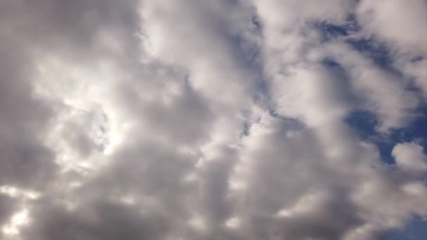 Weiße Zirkumuluswolken Zeitraffer Mit Lichteffekten Schatten Die Den Himmel Wehen — Stockvideo