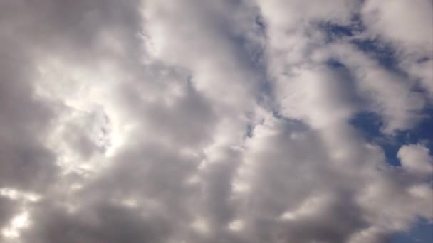 Vita Cirrocumulus Moln Tiden Förfaller Med Ljuseffekter Skuggor Blåser Himlen — Stockvideo