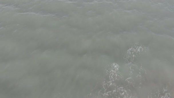 Vue aérienne survolant l'océan jusqu'au rivage par une belle journée ensoleillée 