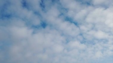 Mavi yaz gökyüzüne kadar hızlı hareket zaman atlamalı Alto Cumulus bulutlar