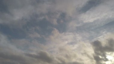 Gerçek zamanlı dramatik gökyüzü ve bulutlar rüzgar darbe, yumuşak filamin Cirrus bulutlar ve Altocumulus ile