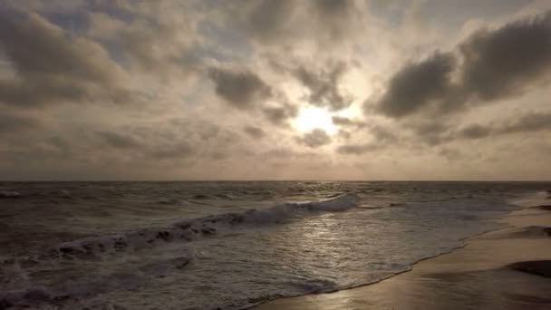 Erstaunliche Goldene Stunde Und Höhlenwolkenblick Ufer Mit Dramatischen Lichteffekten Und — Stockvideo