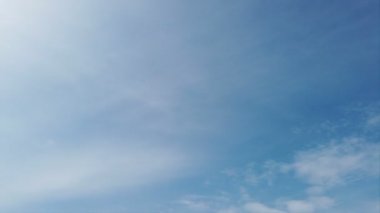 Mavi gökyüzünde bulanık Cirrus bulutların beyaz yumuşak filayentleri ile yaz zaman atlamalı bulutlar,