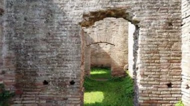 Eski Roma İmparatorluğu harabeleri arasında geçmişte yürüyen ilk kişi vurdu