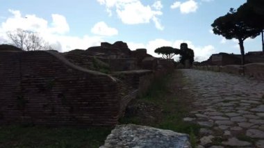 Ostia Antica arkeolojik kazılarında güzel Viale Delle Corporazioni ile geçmişte bir bakış, Roma-Italya