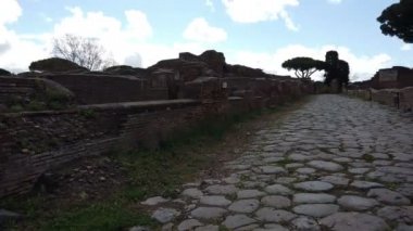 Ostia Antica arkeolojik kazılarında güzel Viale Delle Corporazioni ile geçmişte bir bakış, Roma-Italya