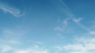 Güzel bir yaz gününde zaman su gibi akıp geçiyor. Mavi gökyüzünde kabarık bir sirrus uçuyor.