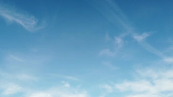 Time Lapse Wolken Een Prachtige Zomerdag Met Pluizige Cirrus Vliegen — Stockvideo