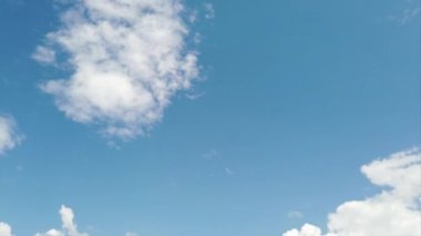 Muhteşem katmanlı kümülüs kabarık beyaz bulutlar zaman içinde birbirlerinden geçiyor. Muhteşem manzaralı evanesans efektleri ve doğal ışıklarla.