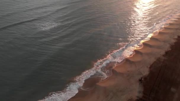 Flygvy Gyllene Solnedgång Över Havet Med Vågor Som Kraschar Stranden — Stockvideo