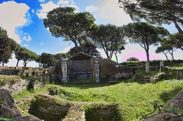 Ostia Antica régészeti ásatásai panorámás kilátással, — Stock Fotó
