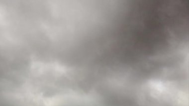 Dumanlı gri nimbostratus bulutları ile hızlandırılmış zaman akışı. Yoğun duman gibi doğal ışık efektleri ile havada hızlı akar.