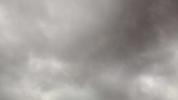 Tijdsverloop Met Rokerige Grijze Nimbostratus Wolken Stromen Snel Lucht Als — Stockvideo