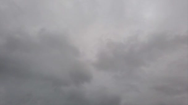 Tijdsverloop Met Mistige Rokerige Grijze Nimbostratus Wolken Stromen Langzaam Onheilspellende — Stockvideo