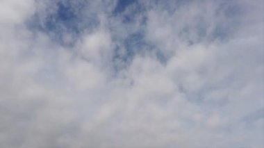 Hızla mavi gökyüzünde hareket eden hızlandırılmış bulutlar hızlı değişim yapısı ile sirüsten kümülüse ve nimbostratus bulutları katmanlanmış ve çaprazlama etkileri ile birlikte