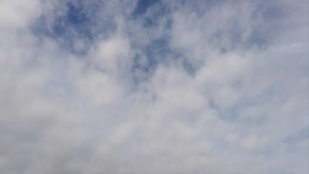 Hızla Mavi Gökyüzünde Hareket Eden Hızlandırılmış Bulutlar Hızlı Değişim Yapısı — Stok video