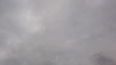 Zaman su gibi sisli, gri, nimbostratus bulutları rüzgarın rehberliğinde uğursuz, sütlü gökyüzünde yavaşça süzülüyor.