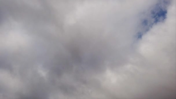 时间飞逝的天空 灰蒙蒙的云彩从左到右在不祥的雾天中飘扬 — 图库视频影像