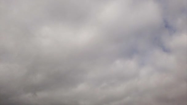 Tempo Lapso Nimbostratus Nuvens Cinzentas Sobre Fundo Céu Azul Borrado — Vídeo de Stock