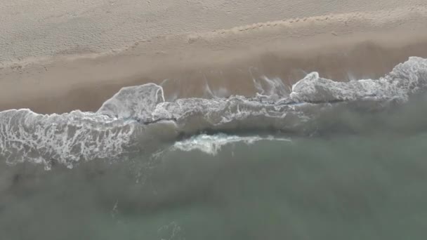 Aerial View Ocean Waves Crashing Shore Emerald Colored Water White — Stock Video