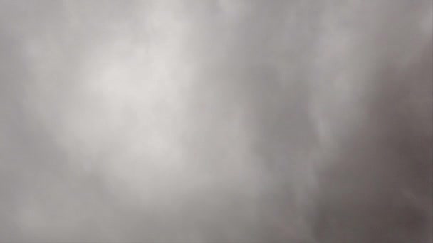 Intervalle de temps nuages sombres et épais nimbostratus nuageux se déplaçant rapidement dans l'air guidé par le vent