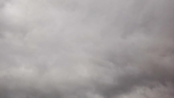 Ουρανός Συννεφιών Πυκνό Γκρίζο Σύννεφο Νιμποστράτου Φυσάει Σαν Καπνός — Αρχείο Βίντεο
