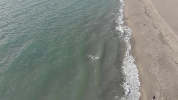 空中风景掠过海岸线 海浪在沙滩上拍打着泡沫和翡翠色的水 — 图库视频影像