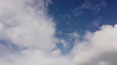 Kümülonimbus bulutlarıyla birlikte zaman hızla geçiyor. Manzaralı hareketler ve güzel ışık efektleri ile yuvarlanıyor.