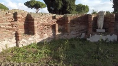 Antik Romeat Ostia Antica kalıntıları. Duvarlardan teslim olmuş çıplak bir kadının mermer heykelinin kalıntıları.