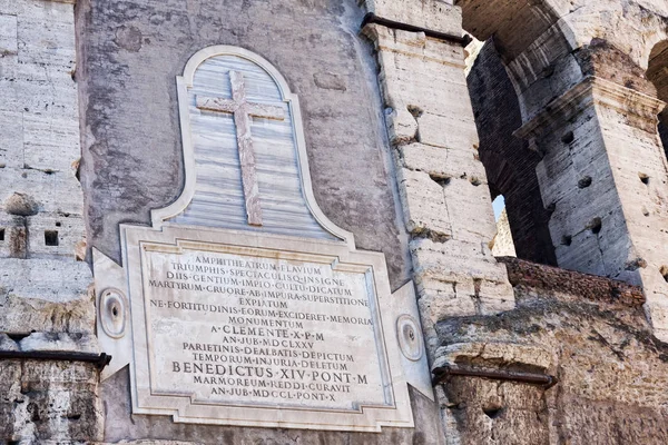Detail van het Colosseum in Rome met de beroemde inscriptie door P — Stockfoto