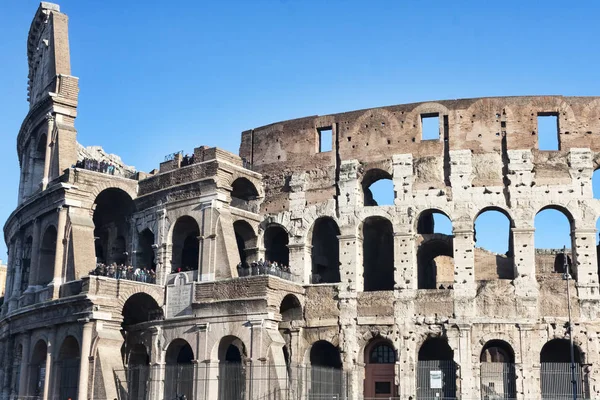 Spojrzenie słynnego Amphitheatrum Flavium znanego jako Colosseum i — Zdjęcie stockowe