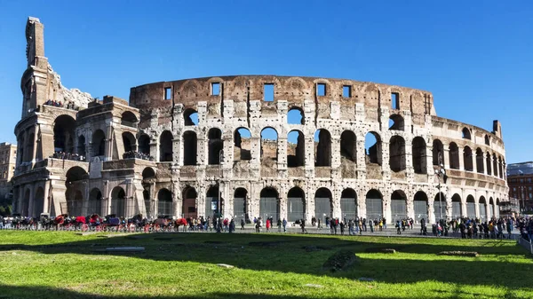 Uitzicht op het beroemde Amphitheatrum Flavium dat bekend staat als Colosseum in R — Stockfoto