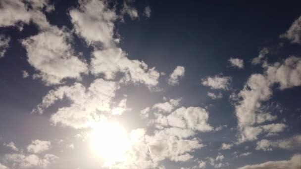 Un ciel d'été magnifique avec un soleil entre les nuages et des altocumulus scéniques vole dans un ciel bleu avec des lumières arrières et des effets évanescents