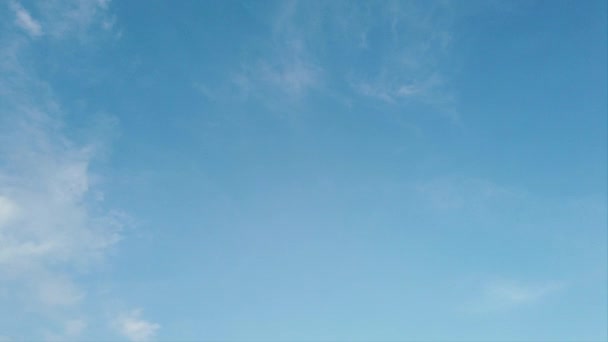 Espectacular Lapso Tiempo Nubes Cirros Con Movimientos Escénicos Fondo Azul — Vídeo de stock