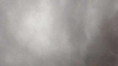 Zaman atlamalı gri nimbostratus bulutlar, kötü hava ve yoğun dumanlı gökyüzü