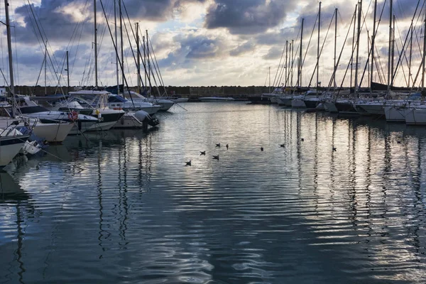 Pôr do sol na marina em Roma, muitos barcos atracados no porto turístico — Fotografia de Stock