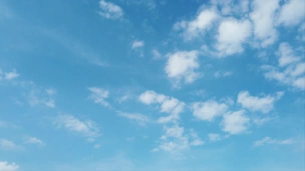 青い夏の空に白いふわふわの雲が転がる素晴らしい時間の経過 — ストック動画