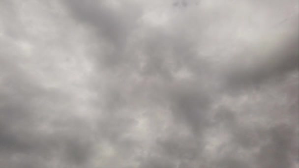 暗い非晶質のニンボストラタス雲が煙のように風に運ばれるゆっくりと移動する時間経過空 — ストック動画