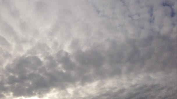 Timelapse Van Bewolkte Hemel Met Grijze Altostratus Wolken Kruising Met — Stockvideo