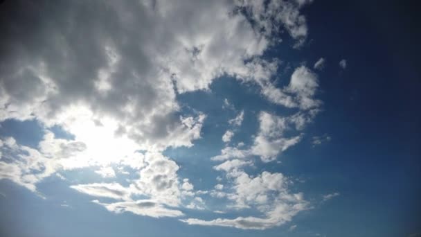Синее Летнее Небо Белыми Пушистыми Кумулятивными Облаками Красивыми Играми Солнечного — стоковое видео